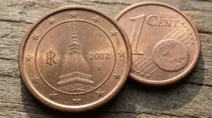 Monete da 1 centesimo di euro con la Mole Antonelliana su una superficie in legno