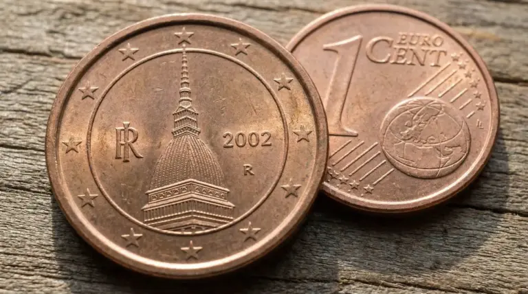 Monete da 1 centesimo di euro con la Mole Antonelliana su una superficie in legno
