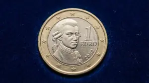 Moneta da 1 euro Austria 2002 con ritratto su sfondo blu
