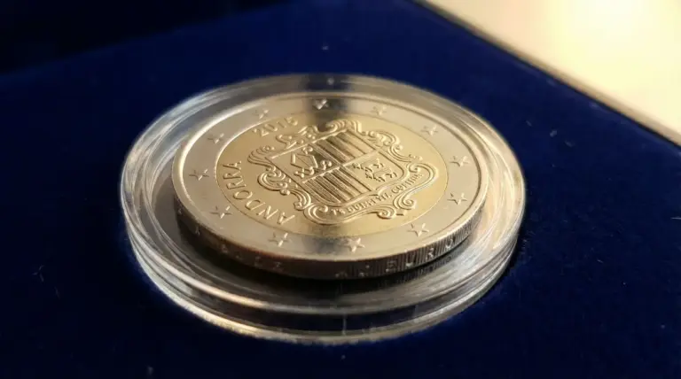 Moneta da 2 euro Andorra 2015 in confezione protettiva su sfondo blu