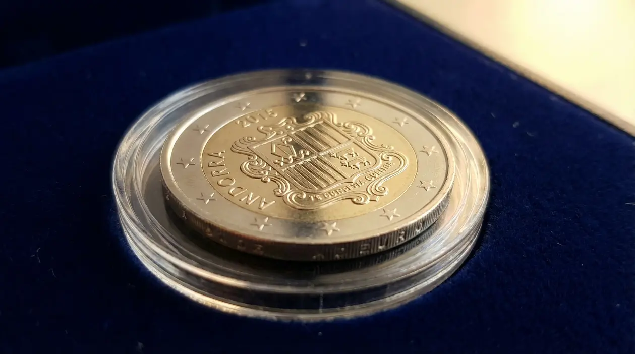 Moneta da 2 euro Andorra 2015 in confezione protettiva su sfondo blu