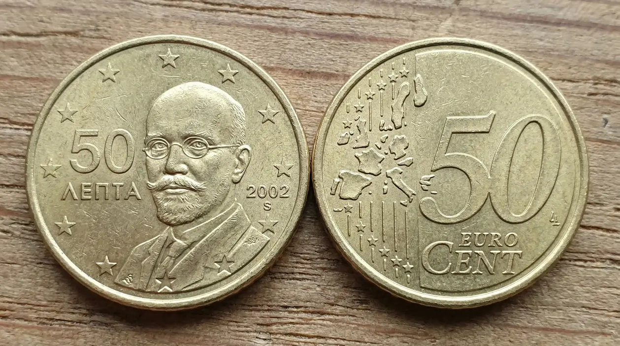 Moneta da 50 centesimi greca del 2002 con lettera S, su sfondo in legno