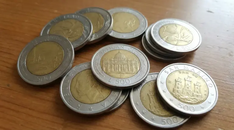 Monete da 500 lire bimetalliche italiane su una superficie in legno