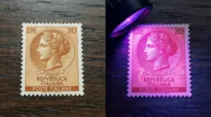 Francobollo italiano da 20 lire Siracusana mostrato alla luce normale e sotto luce UV