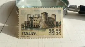 Francobollo italiano da 55 lire con castello e stampa doppia in evidenza