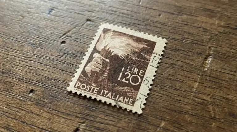 Francobollo italiano del 1948 con mano che regge una fiaccola, valore 1,20 lire