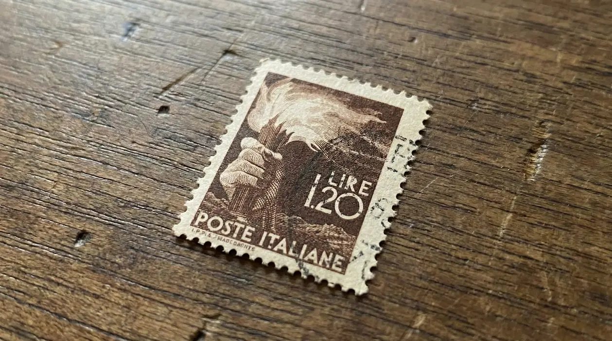 Francobollo italiano del 1948 con mano che regge una fiaccola, valore 1,20 lire