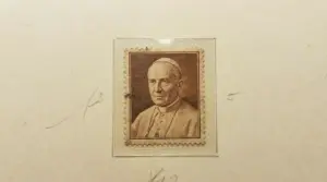 Francobollo Vaticano del 1933 con ritratto di un pontefice in tonalità seppia