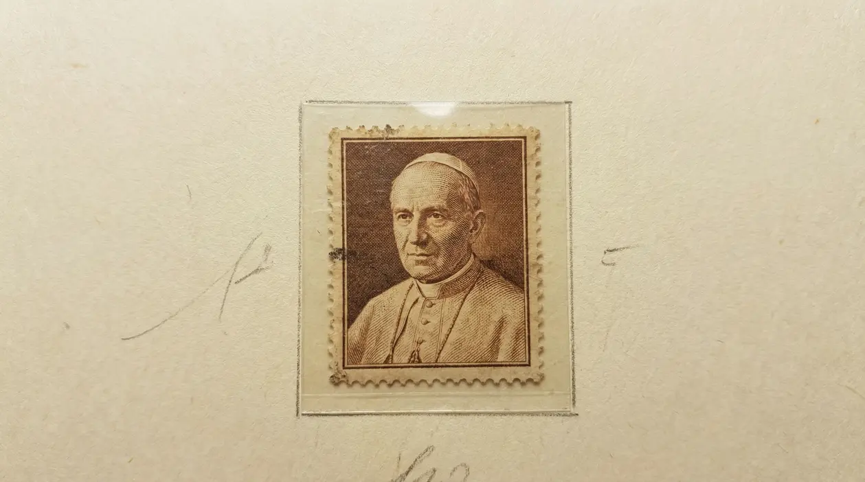 Francobollo Vaticano del 1933 con ritratto di un pontefice in tonalità seppia