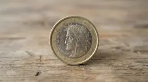 Moneta da 1 euro del 2002 con ritratto di Dante Alighieri su sfondo in legno