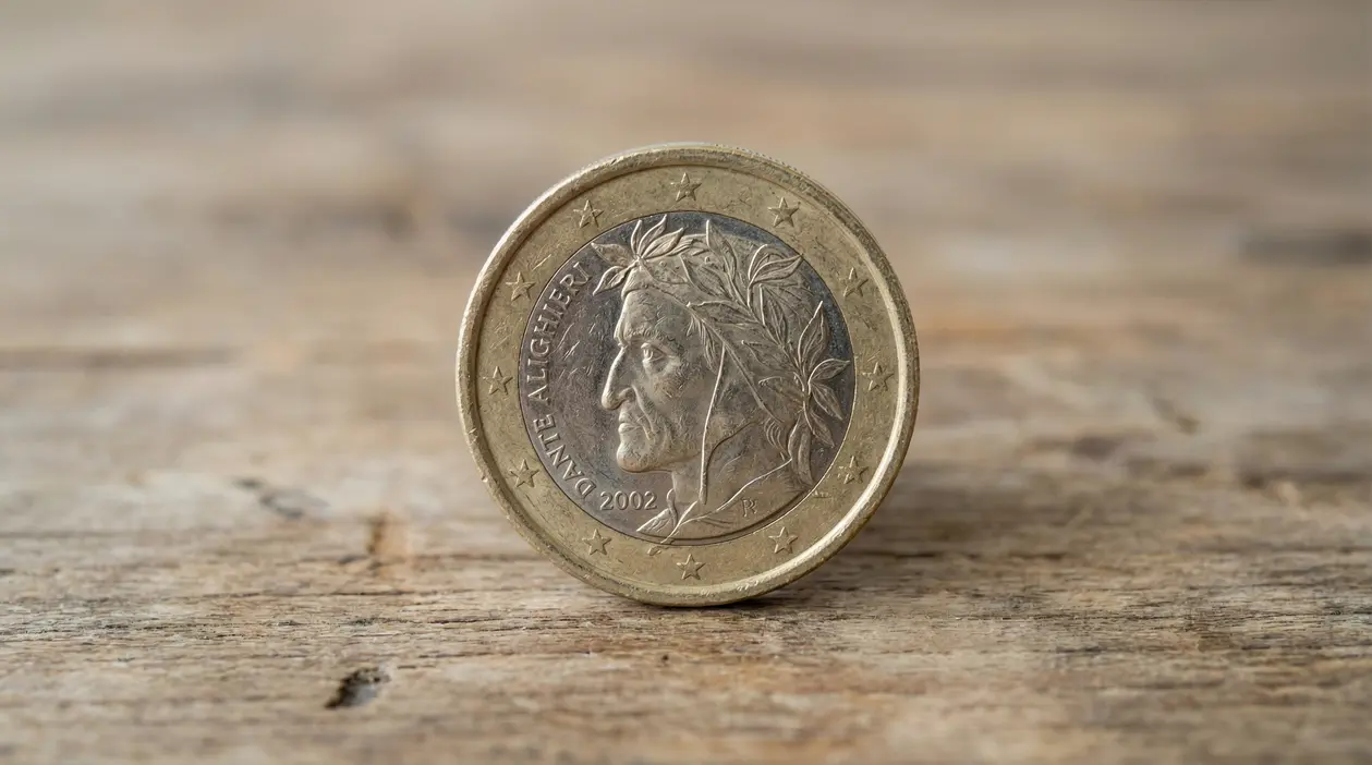 Moneta da 1 euro del 2002 con ritratto di Dante Alighieri su sfondo in legno