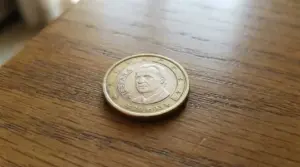 Moneta da 1 euro spagnola del 2003 su superficie in legno