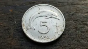 Vecchia moneta italiana da 5 lire del 1954 con un delfino inciso su un lato