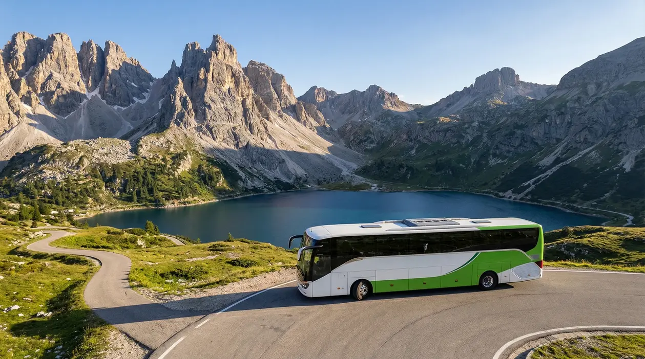 Autobus su strada panoramica tra le montagne delle Dolomiti vicino a un lago alpino